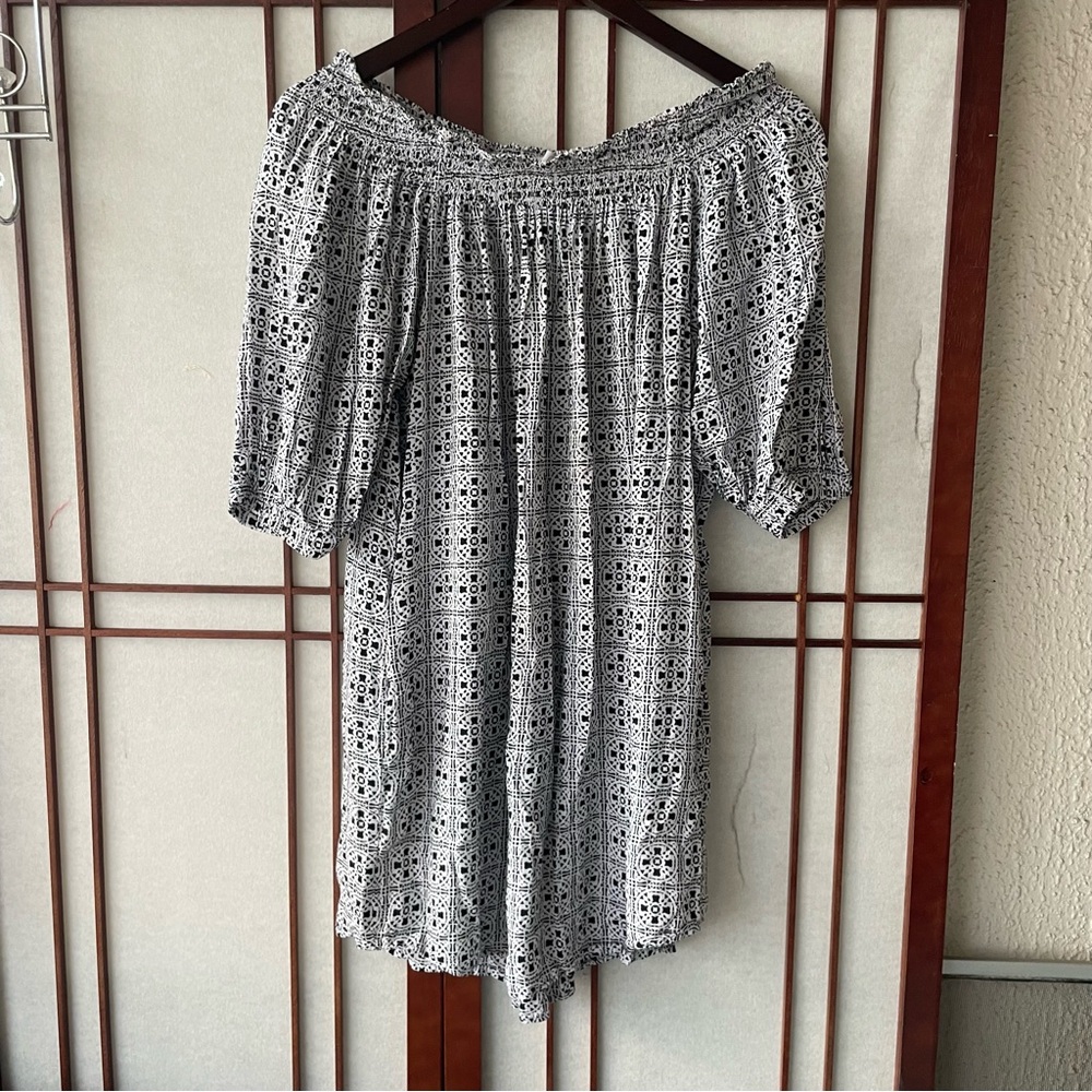 Ava Sky Hawaii patterned Black and White Off-Shoulder Top